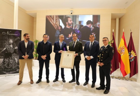 La Autoridad Portuaria entrega la llave de la Puerta de la Pescadería a los marrajos