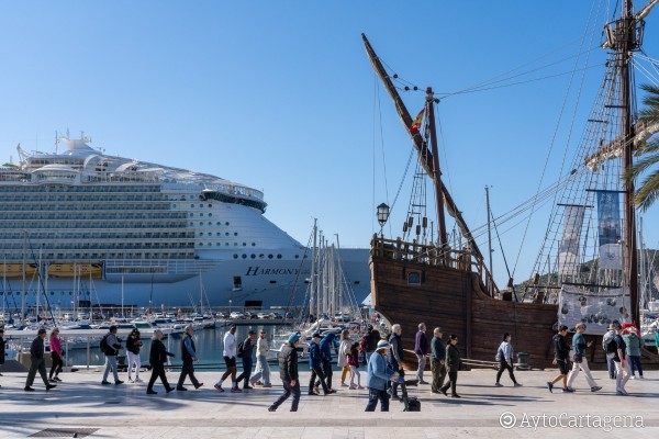 La Nao Santa María atraca por primera vez en Cartagena y abre sus puertas al público