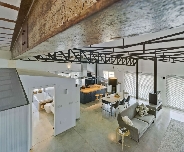 La casa que brilla en Llano de Brujas: de ser un secadero de embutido de cerdo a un hogar mágico que dialoga con la huerta