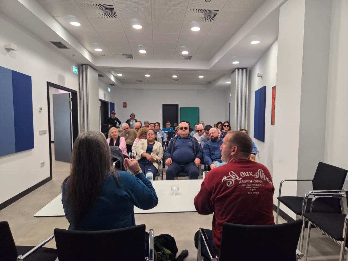 La ponencia reunió a unos 40 asistentes para conocer de primera mano los entresijos del monumento.