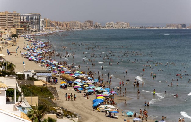 ¿El clima y la saturación pueden acabar con el reinado del turismo en España?