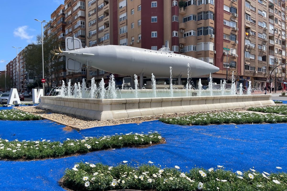 Cartagena convierte la rotonda del submarino en un paisaje marino
