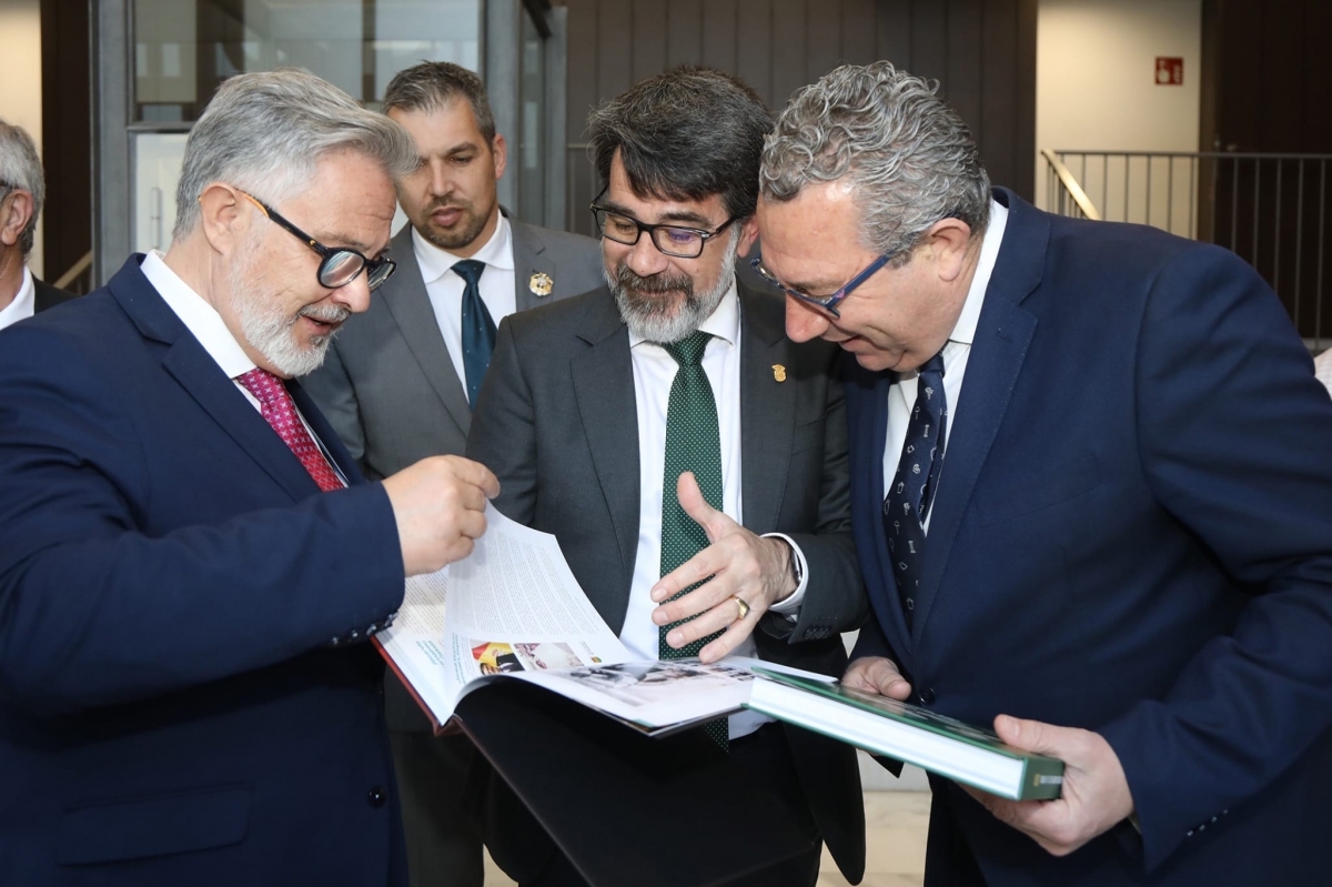 Autoridades durante la presentación del documental de las fiestas - Autoridades durante la presentación del documental de las fiestas