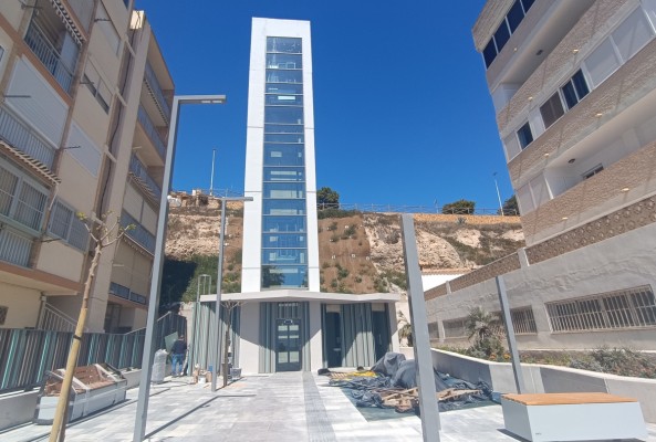 El ascensor que conecta la playa Centro con la zona Barberes Sur de la Vila Joiosa abre en Semana Santa