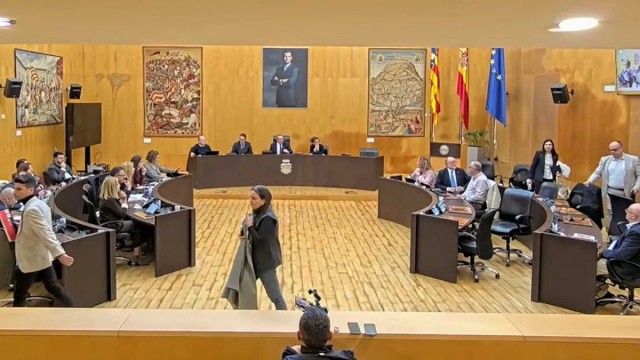 El PSOE abandona el pleno de Benidorm y amenaza con emprender acciones legales contra Caselles