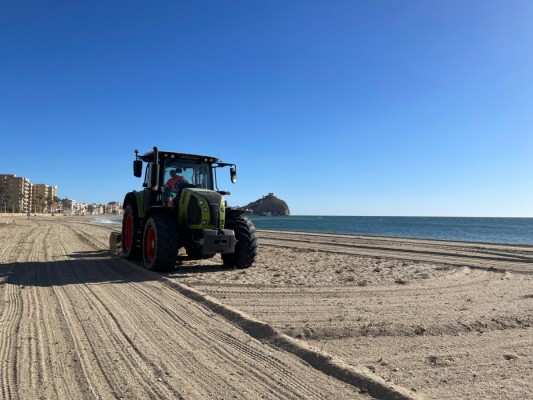 Águilas activa un dispositivo especial para poner a punto las playas en Semana Santa