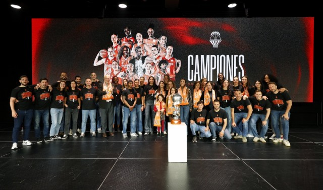 La Copa de la Reina ya está en casa: Valencia Basket celebra su segundo título copero en el Roig Arena
