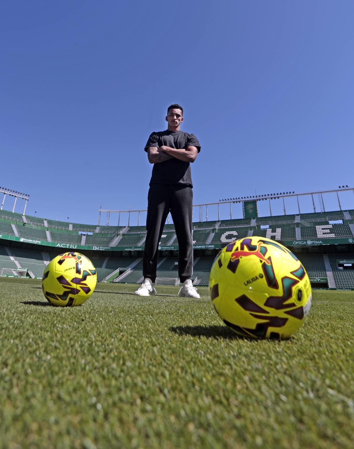 Alvaro Rodríguez sobre el verde del Martínez Valero este lunes