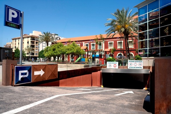 Parking La Vía en Dénia: dónde aparcar para viajar en ferry a Baleares en Semana Santa