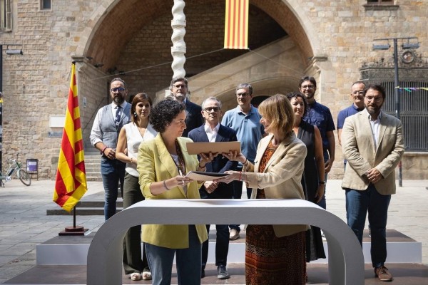 El PSC y ERC firman el acuerdo para la investidura de Salvador Illa como presidente de la Generalitat
