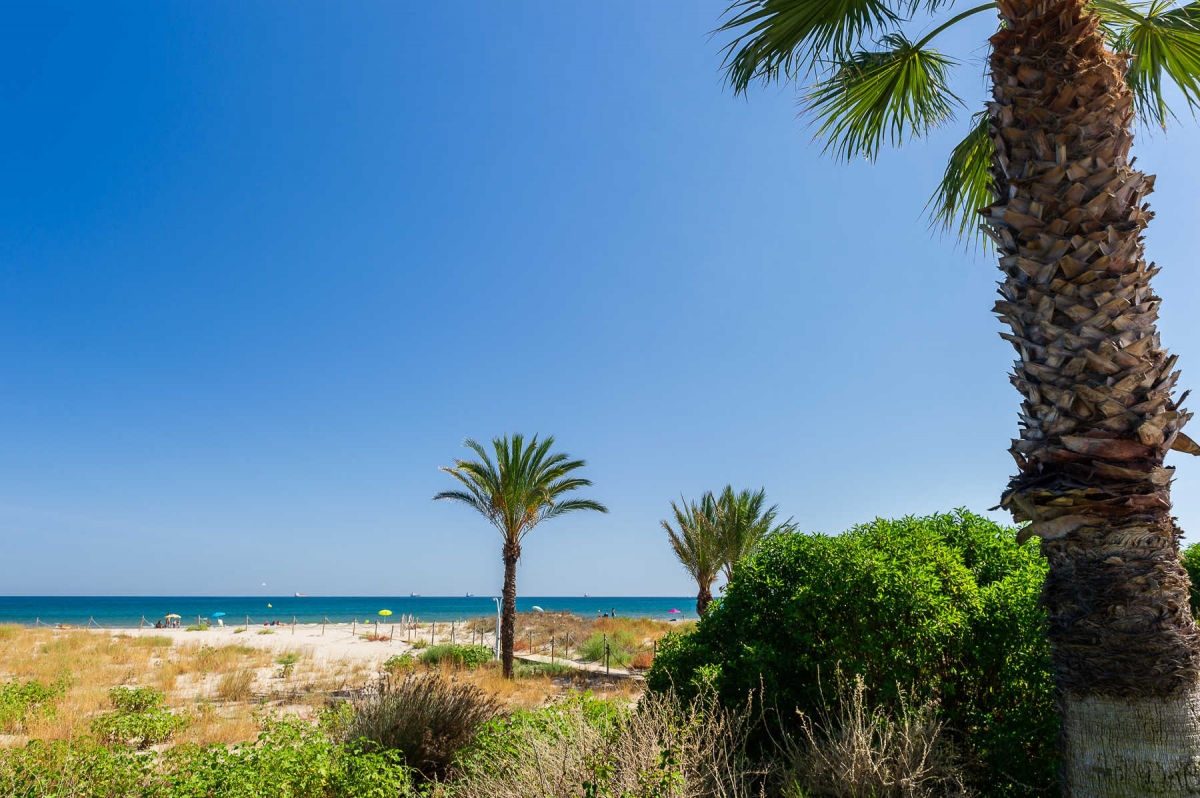 Los puestos deberán integrarse en el entorno, con predominio de materiales naturales como la madera.