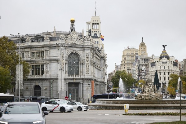 La deuda pública cierra 2025 en el 100,7% del PIB, tras caer un punto, y mejora el objetivo del Gobierno