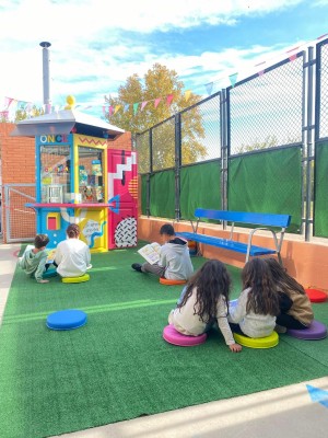 Murcia 'da vida' a los colegios: patios y aulas se abren a los vecinos como espacios de convivencia