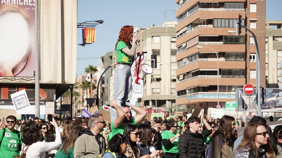 Miles de profesores llenan las calles de Alicante y anuncian nuevas movilizaciones en mayo si no avanza el diálogo con Educación