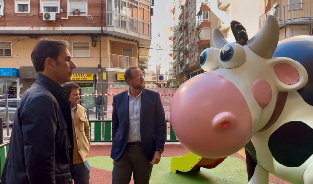 Una vaca de más de dos metros y otros juegos infantiles con forma de animales renuevan la plaza Escultor Roque López de Murcia