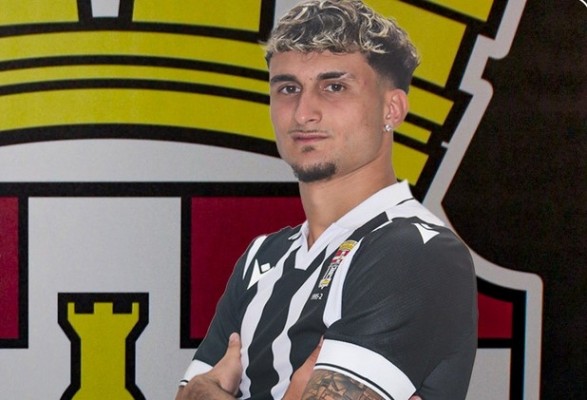 Pepe García, canterano en dinámica del primer equipo, renueva con el Efesé como profesional