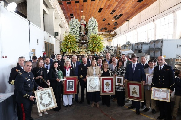 La alcaldesa de Cartagena recibe el título de Hermana de Honor de la Agrupación de San Pedro