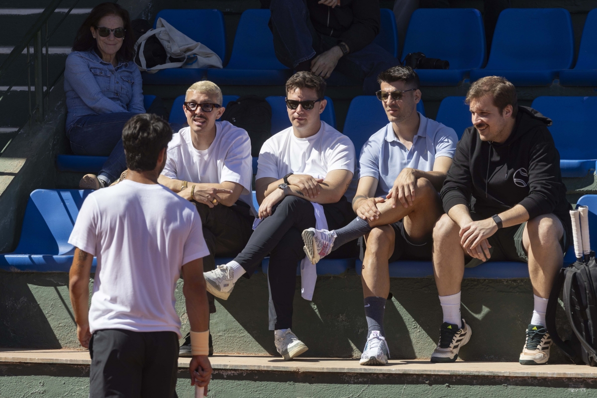 Carlos Alcaraz habla con el futbolista Álvaro Morata en el Real Murcia Club de Tenis 1919 - Foto: MARCIAL GUILLÉN / EFE Carlos Alcaraz habla con el futbolista Álvaro Morata en el Real Murcia Club de Tenis 1919