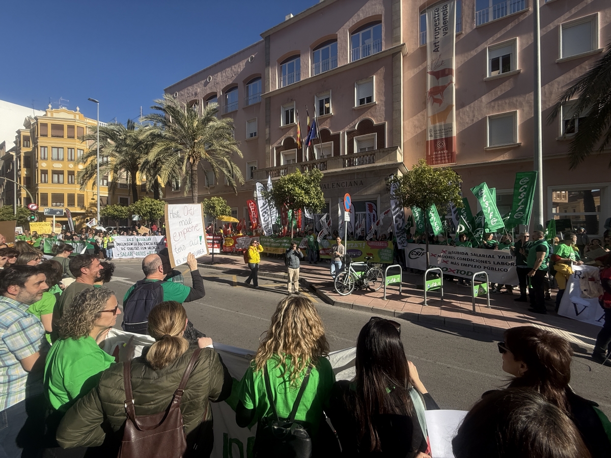 Más de 1.500 profesores de Castellón toman las calles por 