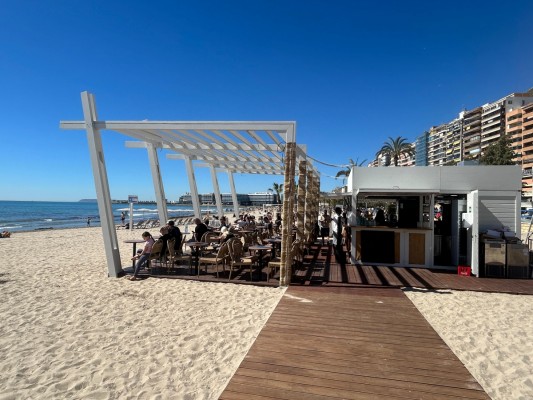 Alicante pone a punto los servicios de Playa por Semana Santa: socorrismo, chiringuitos, tumbonas...