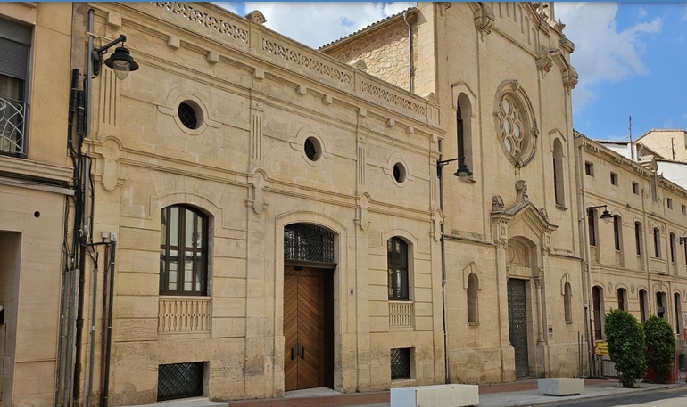 Edificio que acogerá el Museo Camilo Sesto, en primer término.
