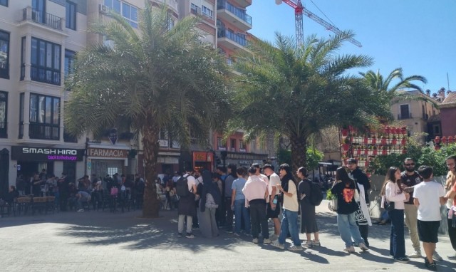 La apertura en Murcia de 'Smash Hiro', la hamburguesería del influencer Estikk, provoca largas colas en Santo Domingo