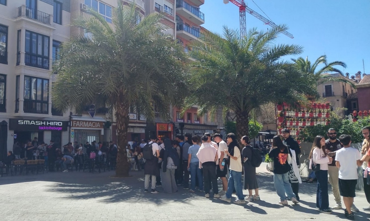 La apertura en Murcia de 'Smash Hiro', la hamburguesería del influencer Estikk, provoca largas colas en Santo Domingo