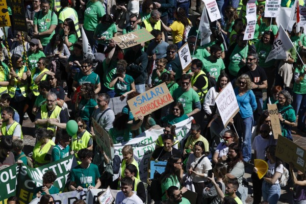 Miles de profesores toman las calles por una educación pública, de calidad y en valenciano