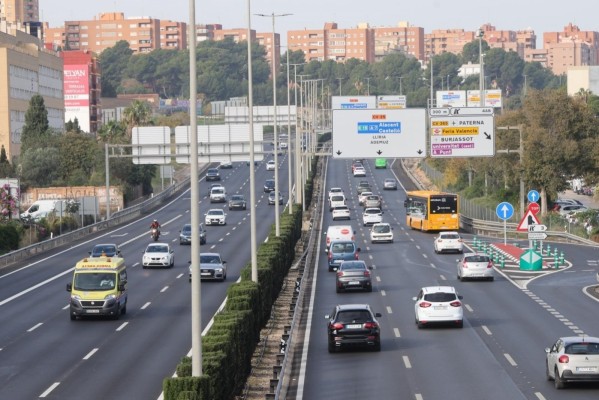 Un accidente provoca cerca de 30 kilómetros de retenciones en el baipás de València