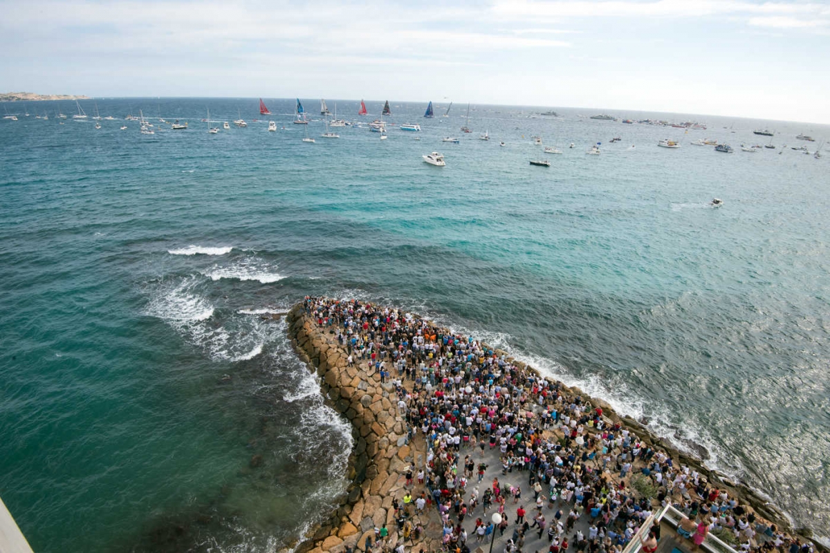 El público concentrado en el espigón para presenciar la salida de la última edición de la regata.