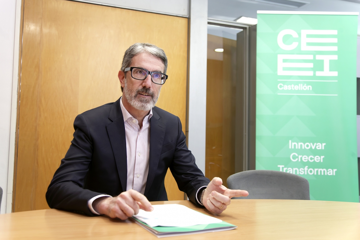 Justo Vellón, en un momento de la entrevista. - Fotos: ANTONIO PRADAS Justo Vellón, en un momento de la entrevista.