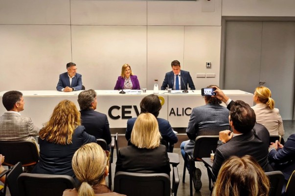 Los empresarios le exigen a Bernabé el programa 'Vertido Cero', la reutilización del agua de las depuradoras de l'Alacantí