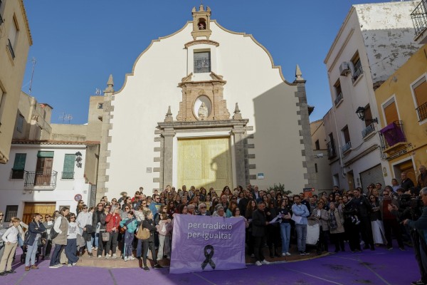 Decenas de personas piden en Sagunto la inclusión de las mujeres en la Semana Santa