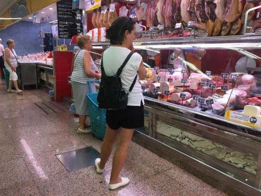 El gasto de hogares en alimentación cayó un 6,3% en 2024 y el destinado a vehículos aumentó un 10,6%