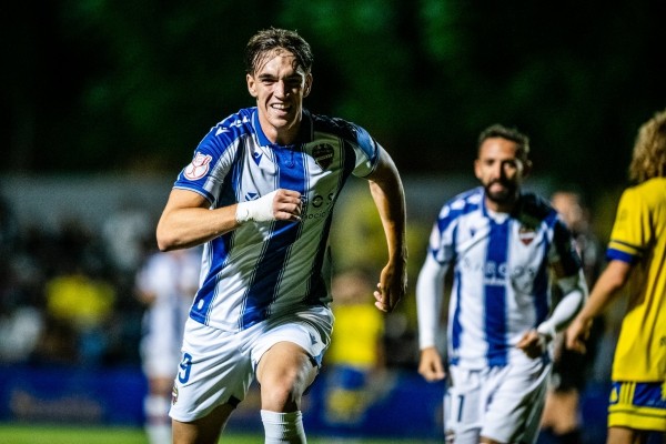 Carlos Espí persigue hacer historia en el Levante y enlazar cinco partidos marcando