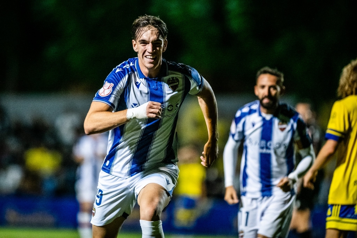 Carlos Espí persigue hacer historia en el Levante y enlazar cinco partidos marcando