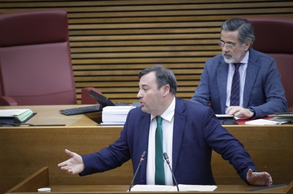 El PP y Vox aprueban en Les Corts exigir al Consell medidas para el retorno de inmigrantes