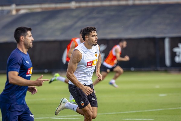 Ugrinic completa una parte del entrenamiento con el Valencia