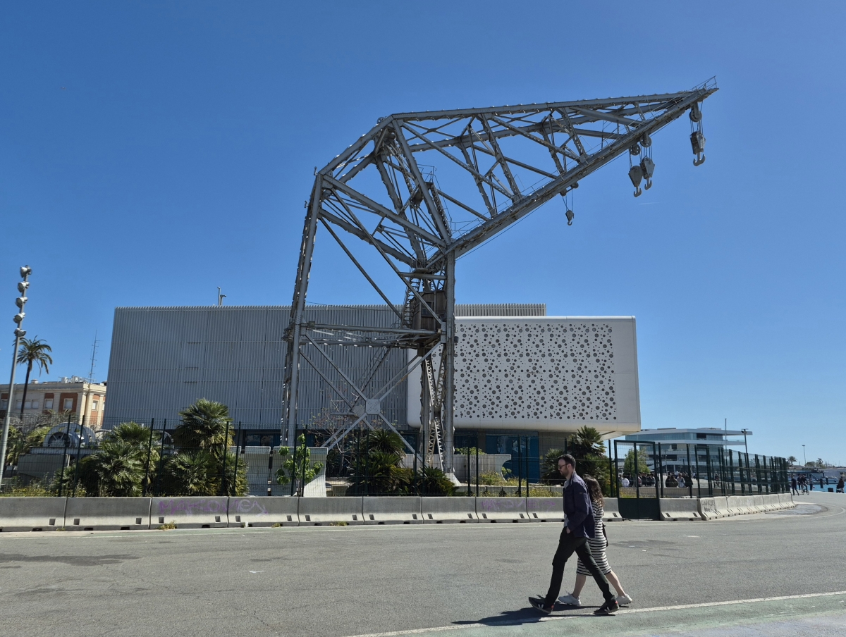Valenciaport impulsa la restauración de dos grúas portuarias históricas del Puerto de València