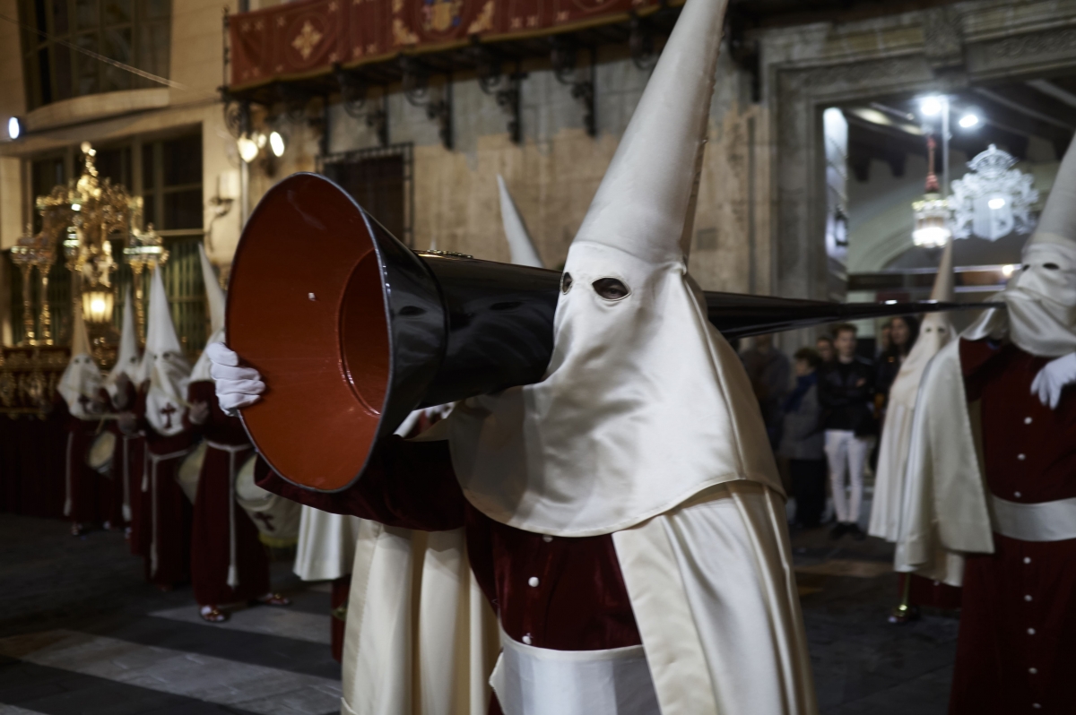 À Punt mostra la grandiositat de la Setmana Santa d’Orihuela amb la passió de Divendres Sant i ‘El Caballero Cubierto’ de dissabte