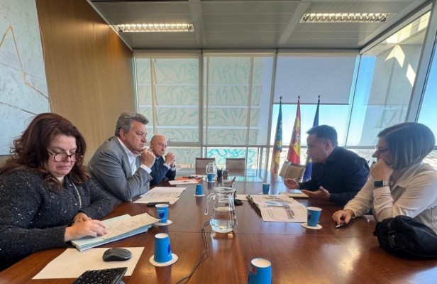 Foios se reúne con la Generalitat para buscar soluciones al paso a nivel de la línea 3 de Metrovalencia
