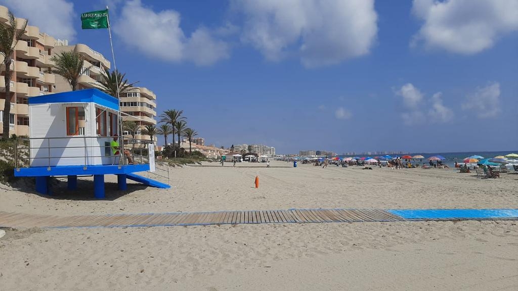 San Javier refuerza la limpieza de sus playas con un servicio de apoyo en todo el litoral