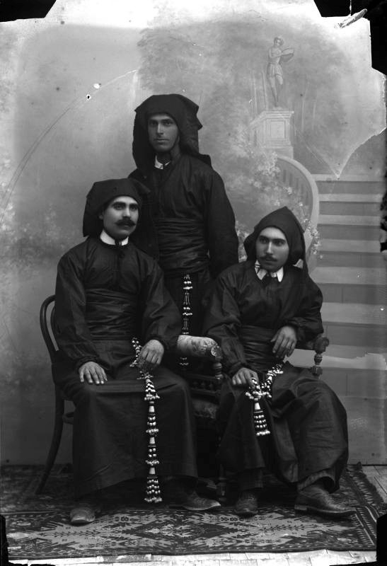 Nazarenos de Totana, 1890. La caperuza lacia a cara descubierta.