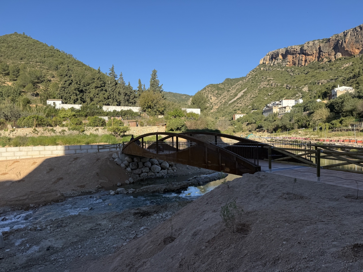 Una de las nuevas pasarelas sobre el río Sot en Sot de Chera.