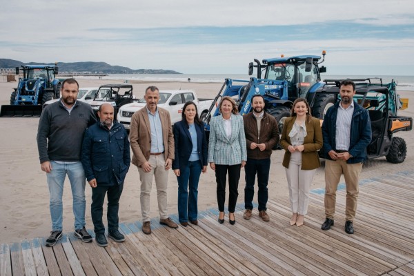 Castelló abre la temporada de playas con el nuevo mobiliario de Ferrandis Salvador y medios de limpieza