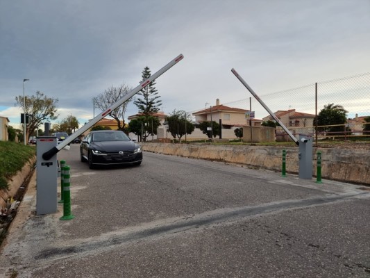 Riba-roja inicia las pruebas de la barrera automática en la urbanización La Reva contra el tráfico indebido