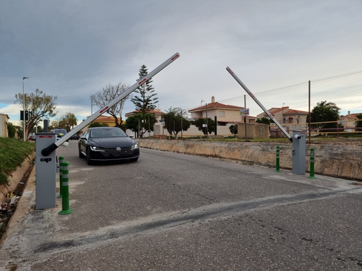 Riba-roja inicia las pruebas de la barrera automática en la urbanización La Reva contra el tráfico indebido