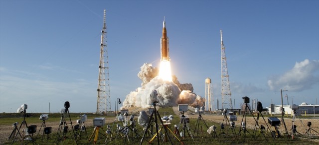 Los astronautas de Artemis II encienden el motor de Orión durante 43 segundos para ajustar la trayectoria