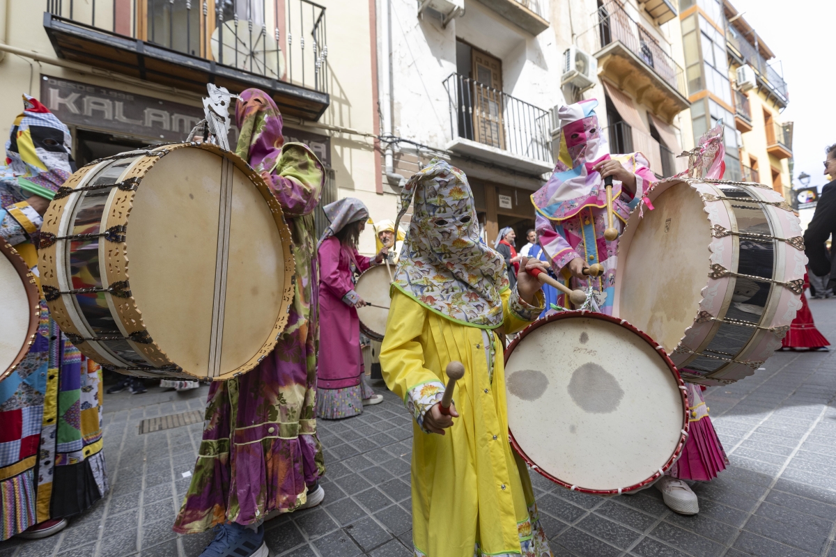 Una marea de tamboristas inunda las calles de Moratalla con sus redobles y túnicas multicolor