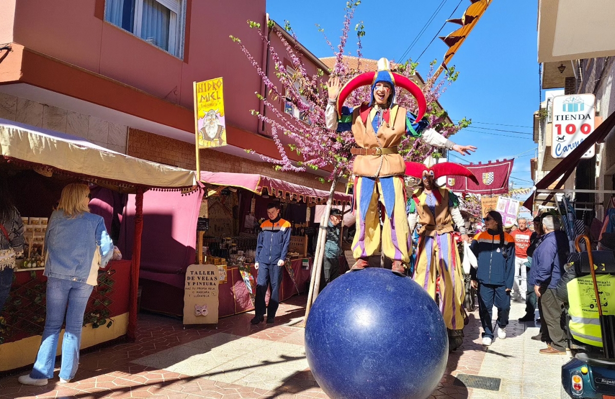 Arranca el Mercado Medieval de Los Alcázares: la artesanía, las acrobacias y un gigante toman las calles